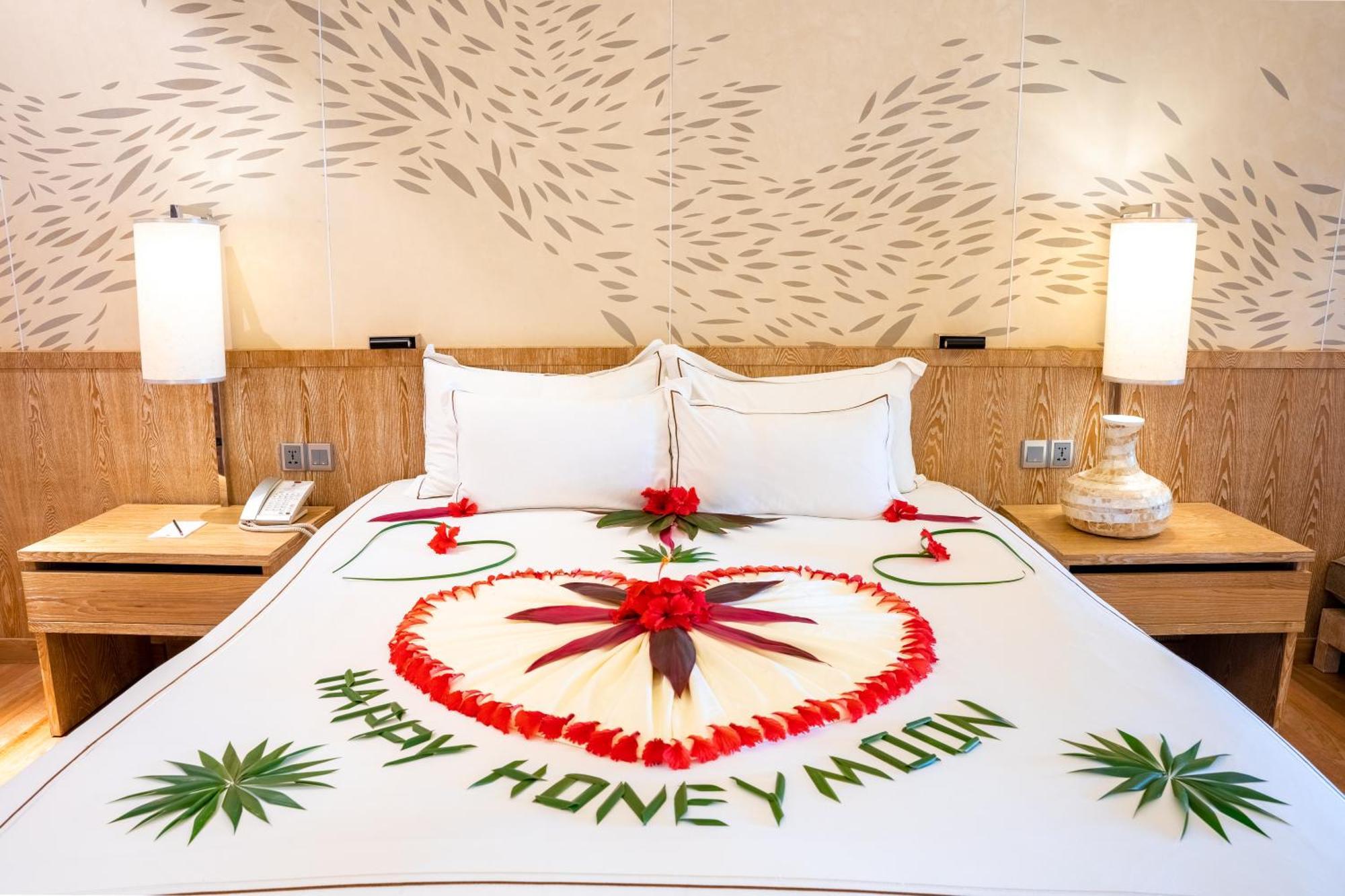 Lily Beach Resort And Spa Huvahendhoo Island Esterno foto