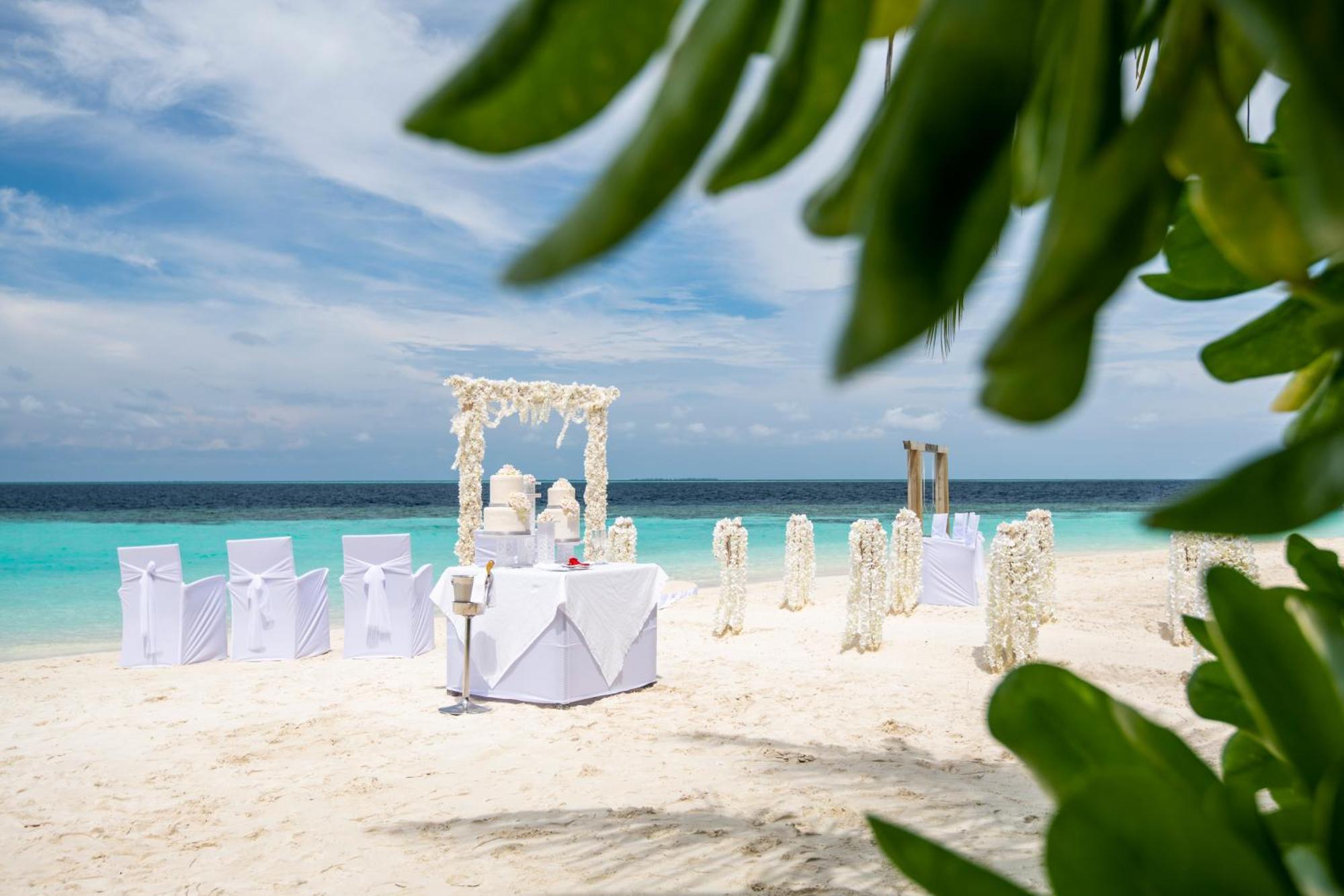 Lily Beach Resort And Spa Huvahendhoo Island Esterno foto