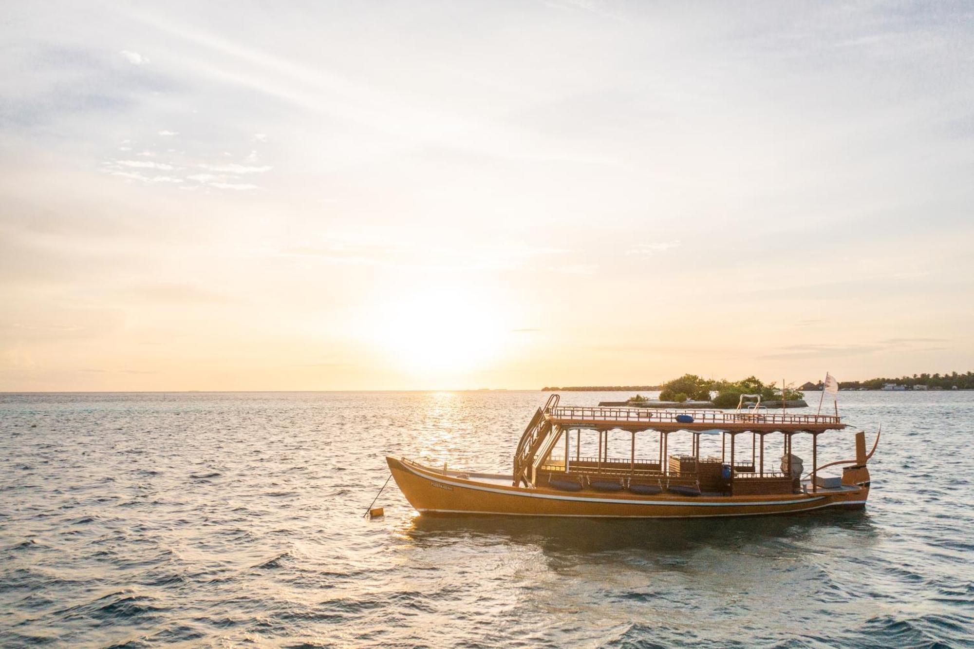 Lily Beach Resort And Spa Huvahendhoo Island Esterno foto