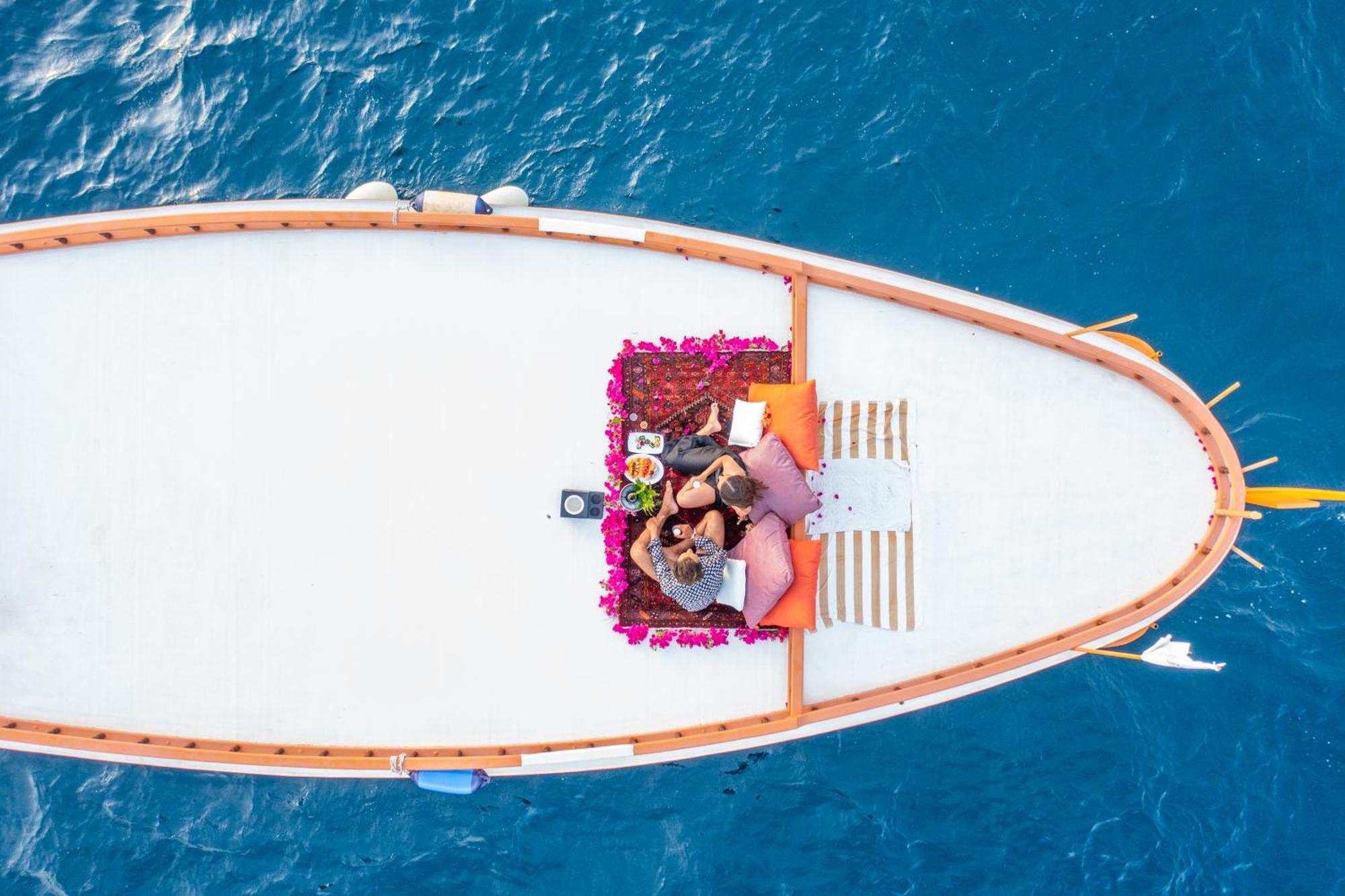 Lily Beach Resort And Spa Huvahendhoo Island Esterno foto